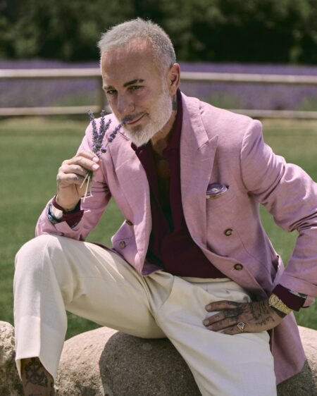 Maßarbeit ohne Maßband: Hockerty stattet Gianluca Vacchi aus Gianluca Vacchi im hellrosa Leinen-Zweireiher von Hockerty am Lavendelfeld