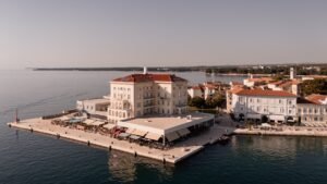 Hotel Palazzo Poreč: Riviera-Idee, Renaissance und Adria-Kultur Das BO Hotel Palazzo in erster Meereslage im historischen Stadtkern von Poreč, Istrien.